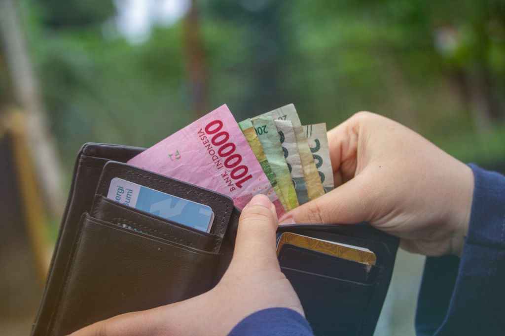 Membayar pulsa darurat